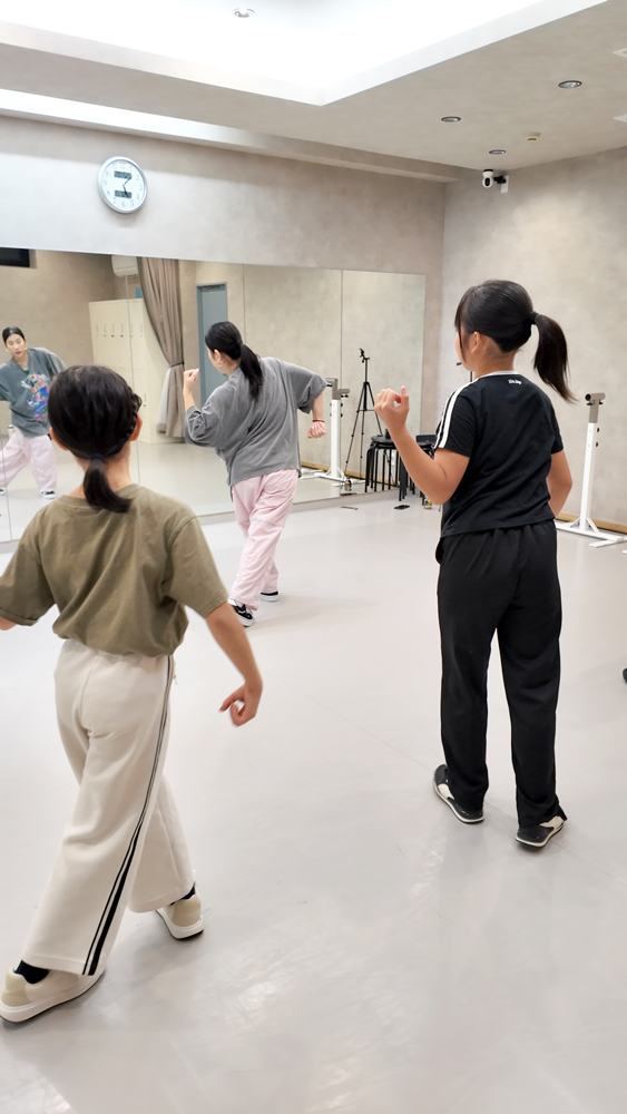 子供たちのグループダンスレッスン