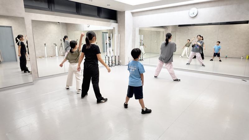 講師と一緒に取り組むダンスレッスン
